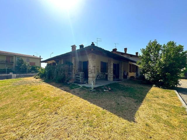 Case e ville in vendita di 272 m² in Via Guerralunga, 10