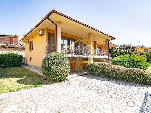 Case e ville in vendita di 272 m² in Via Luigi Daccò, 17