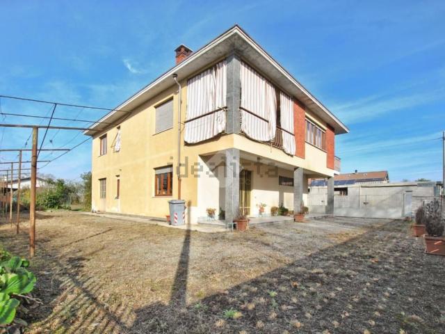 Case e ville in vendita di 272 m² in Via Monsignor Montiglio Carlo, 1