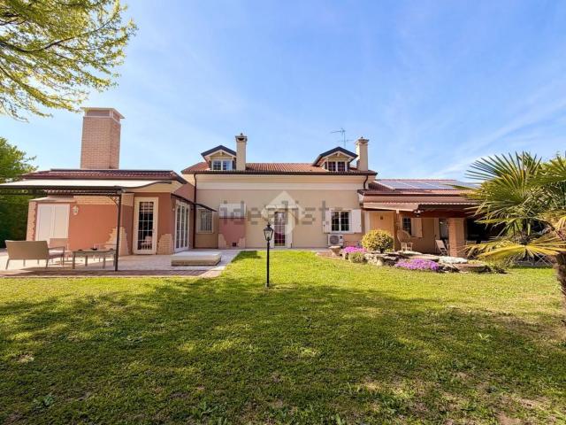 Villetta bifamiliare in vendita di 230 m² in Via Scapacchiò