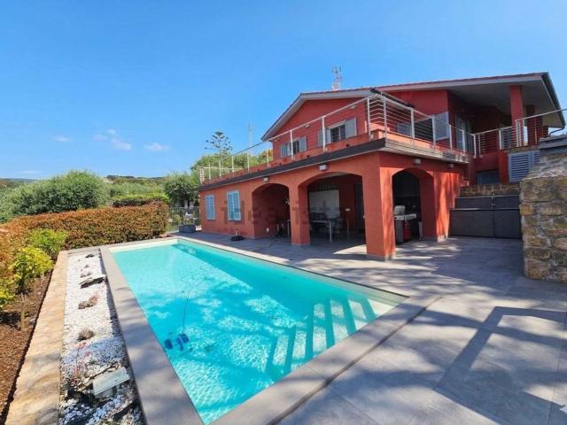 Case e ville in vendita di 273 m² in Via Diano Castello, 17