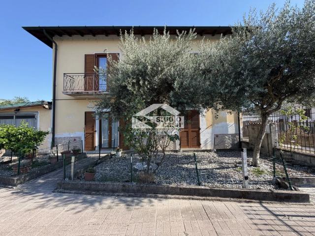 Case e ville in vendita di 273 m² in Via Pallavicina