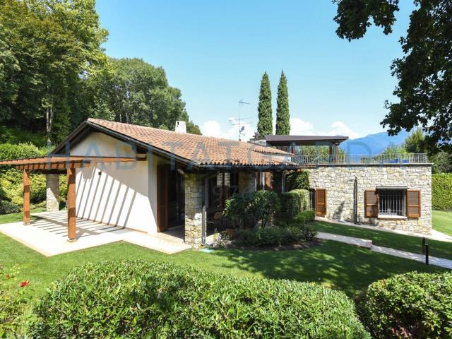 Case e ville in vendita di 273 m² in Via Paradiso, 43