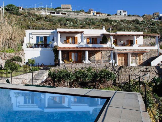 Case e ville in vendita di 273 m² in Via pirrera
