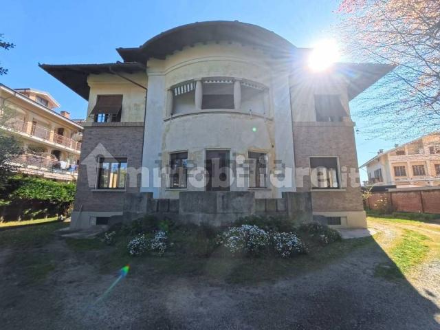 Case e ville in vendita di 274 m² in Via Canonico Pio Rolla, 17