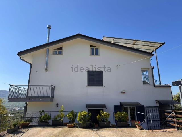 Case e ville in vendita di 274 m² in Via Area Serre, 10