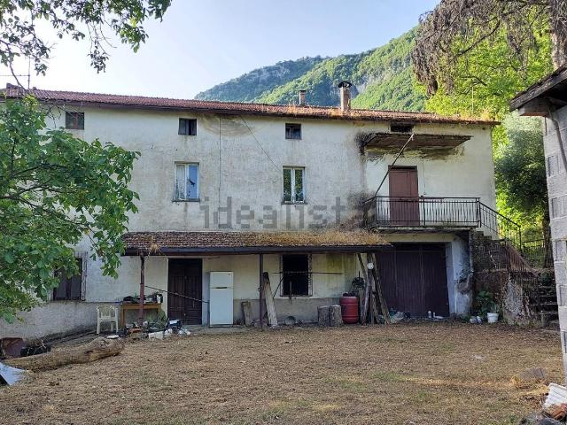 Case e ville in vendita di 274 m² in Via della Fontana, 9