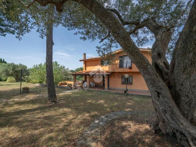 Case e ville in vendita di 274 m² in Via della Villa, 96