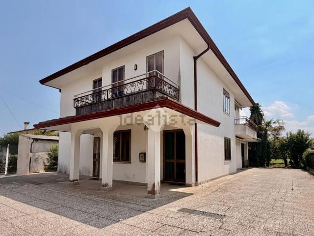 Case e ville in vendita di 274 m² in Via Scapacchiò, 72