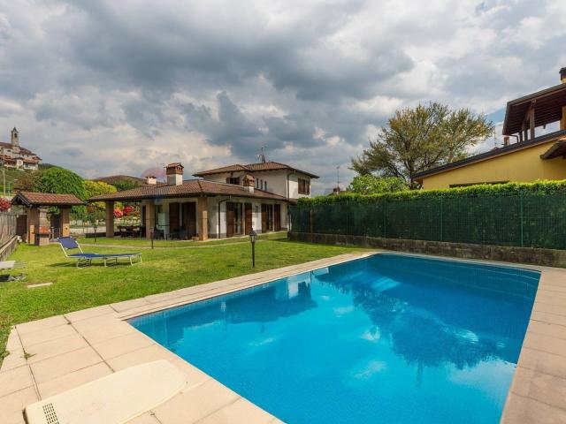 Case e ville in vendita di 274 m² in Via Piave, 11