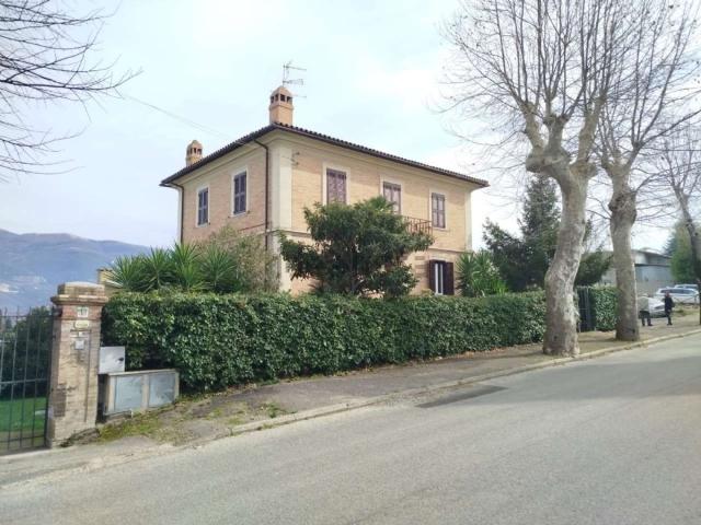 Case e ville in vendita di 274 m² in Viale Giuseppe Verdi
