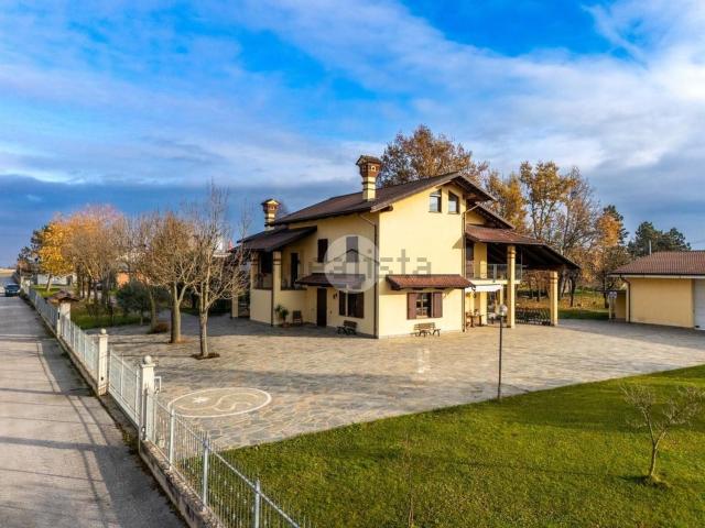 Case e ville in vendita di 275 m²