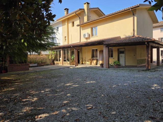 Case e ville in vendita di 275 m² in Via Codroipo, 40