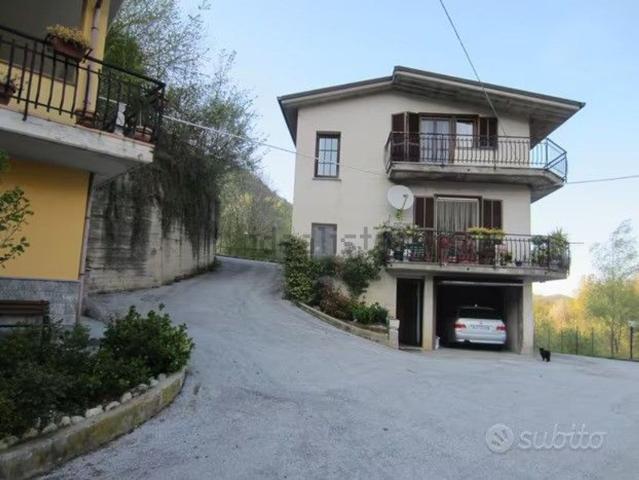 Case e ville in vendita di 275 m² in Via Camerano