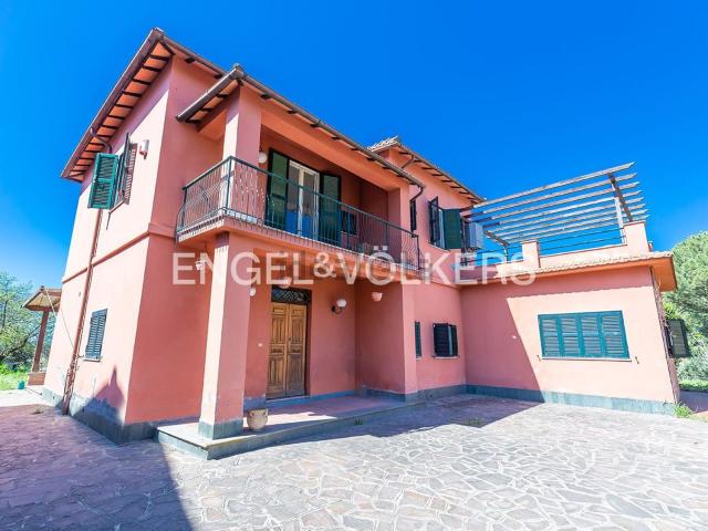 Case e ville in vendita di 275 m² in Via Anagnina, 602