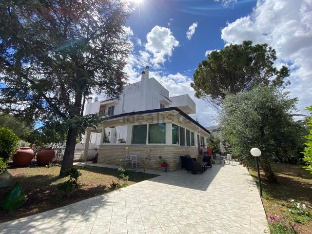 Case e ville in vendita di 275 m² in Via Botticelli, 22