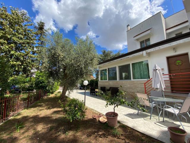 Case e ville in vendita di 275 m² in Via Botticelli, 22