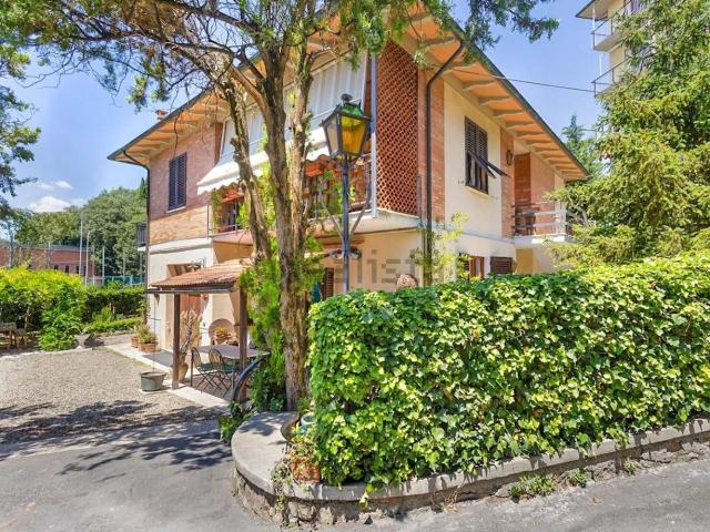 Case e ville in vendita di 275 m² in Via dei Leccetti