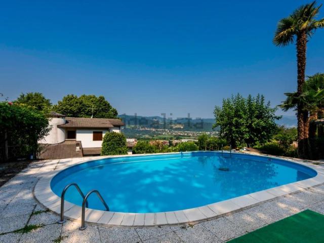 Case e ville in vendita di 275 m² in Via Francesco Petrarca