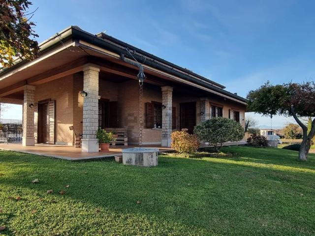 Case e ville in vendita di 275 m² in Via Loreto