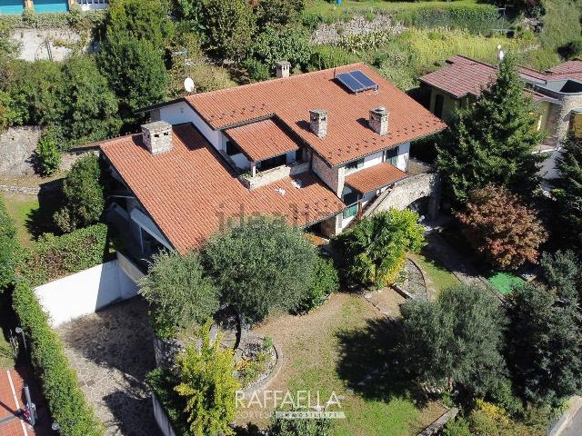 Case e ville in vendita di 275 m² in Via Moscatelli, 8