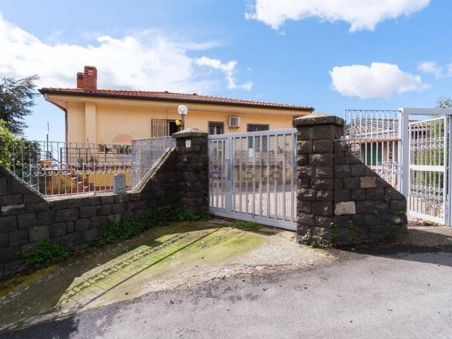 Case e ville in vendita di 275 m² in Via Sciarella, 67