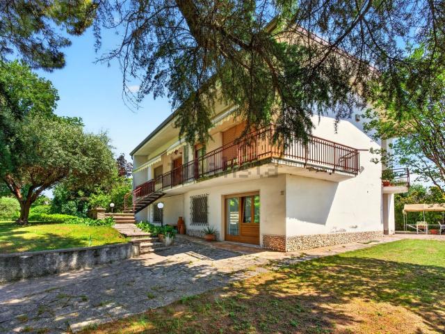 Case e ville in vendita di 275 m² in Via Pastrengo