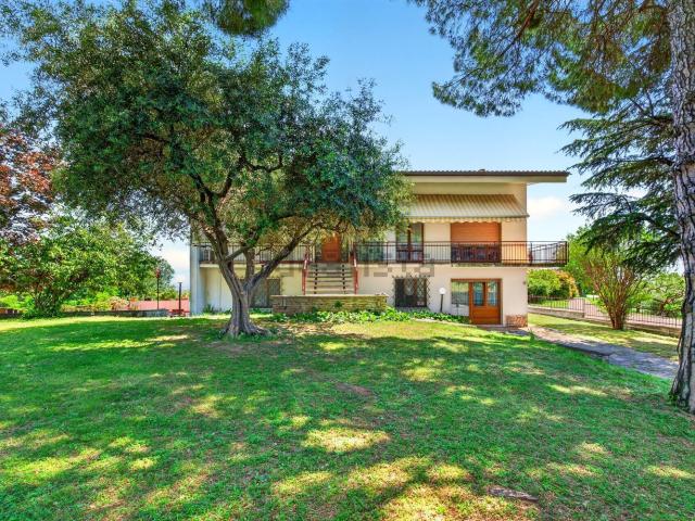 Case e ville in vendita di 275 m² in Via Pastrengo