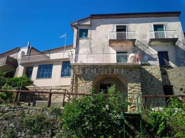 Case e ville in vendita di 275 m² in Via Petilia