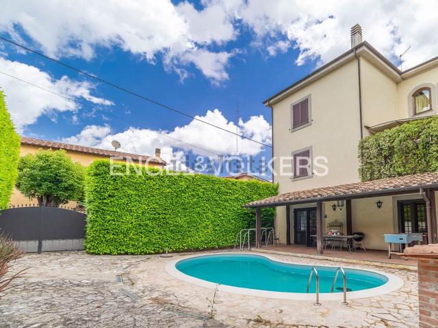 Case e ville in vendita di 275 m² in Via Roma Est