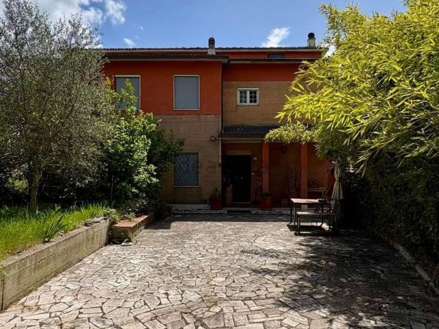 Case e ville in vendita di 275 m² in Via Tiberina