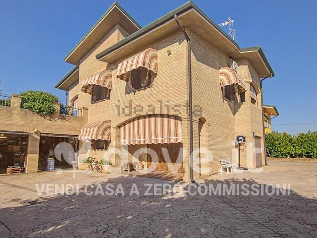 Case e ville in vendita di 275 m² in Via Virgiliana, 200