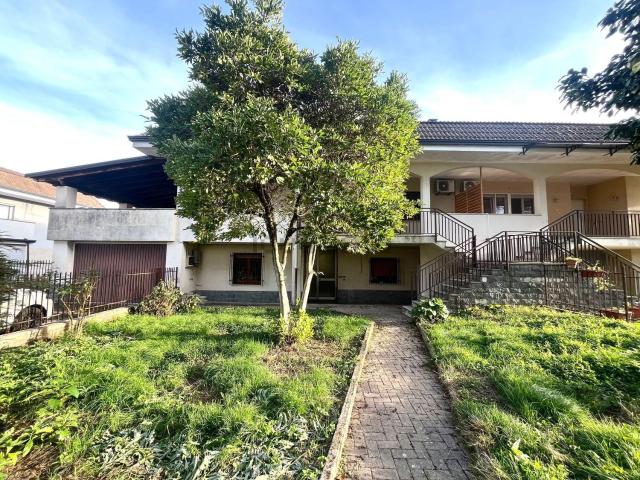 Case e ville in vendita di 275 m² in Viale dei Cedri, 5
