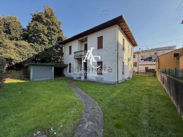Case e ville in vendita di 275 m² in Viale Fratelli Bandiera