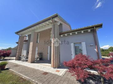 Case e ville in vendita di 275 m² in Corso del Popolo, 73