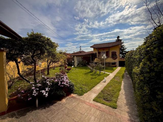 Case e ville in vendita di 276 m²