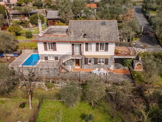 Case e ville in vendita di 276 m² in Via Cornice di Sant&apos Ambrogio