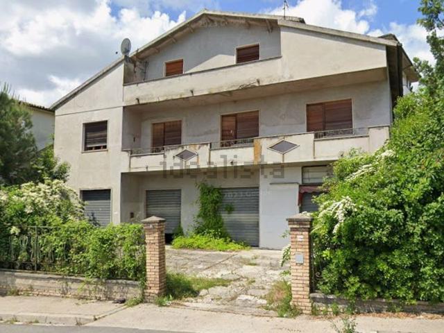 Case e ville in vendita di 276 m² in Via G. Rossa
