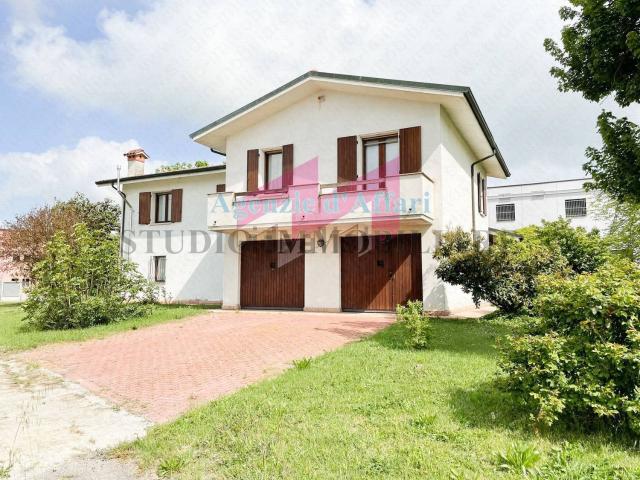 Case e ville in vendita di 276 m² in Via Enrico Mattei