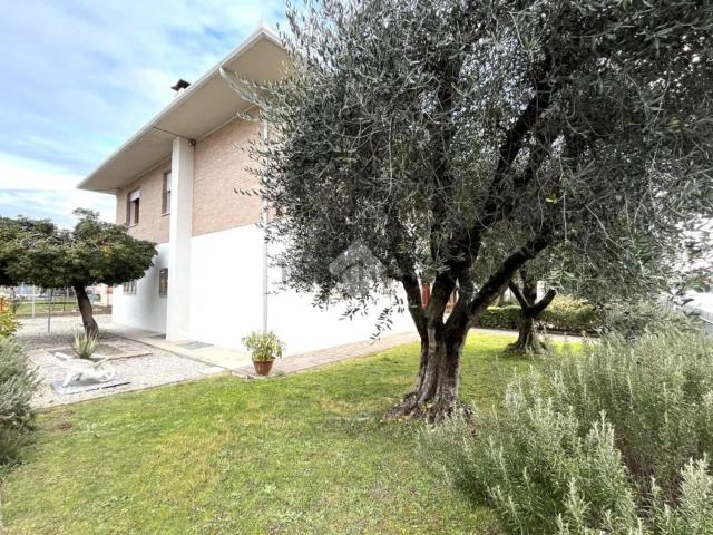 Case e ville in vendita di 276 m² in Via Rovigo, 28