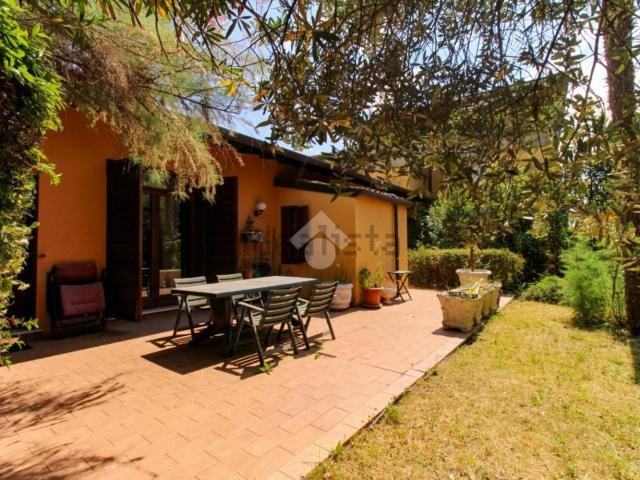 Case e ville in vendita di 276 m² in Via Valle Fiorita