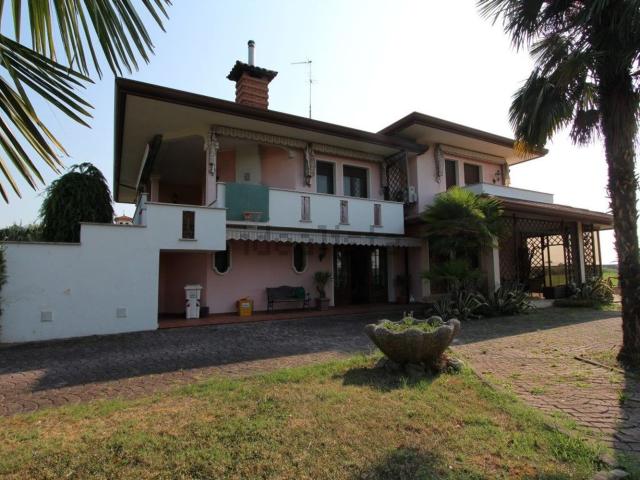 Case e ville in vendita di 277 m² in Via CADUTI PER LA PATRIA, 3