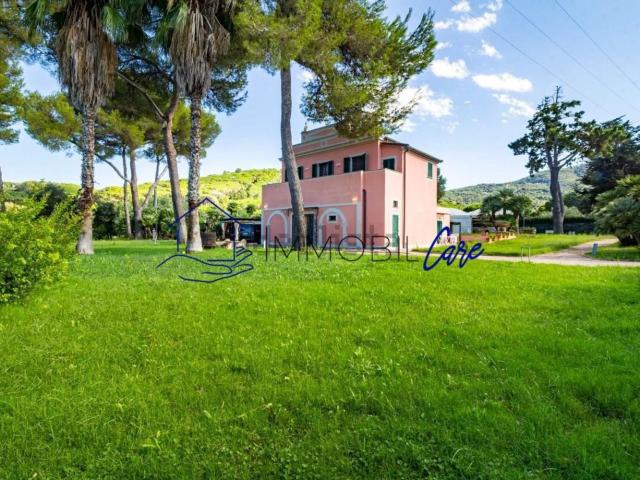 Case e ville in vendita di 227 m² in Via Bucine, 79