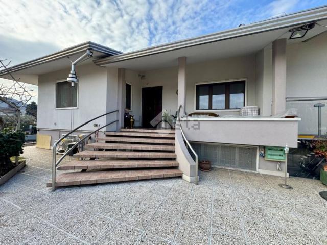 Case e ville in vendita di 277 m² in Via dei Granatieri, 1