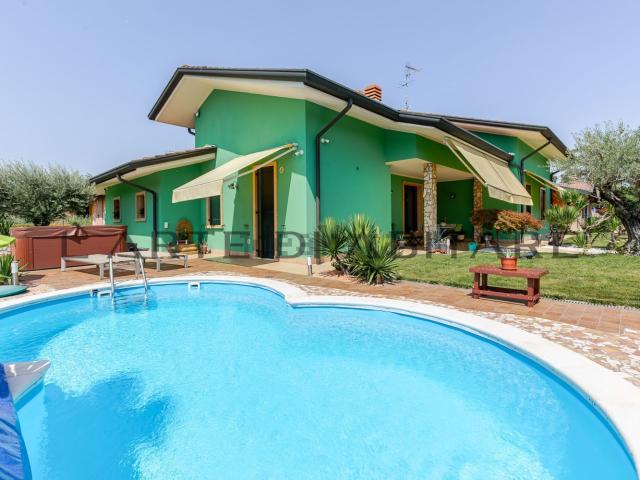 Case e ville in vendita di 277 m² in Via delle Camelie