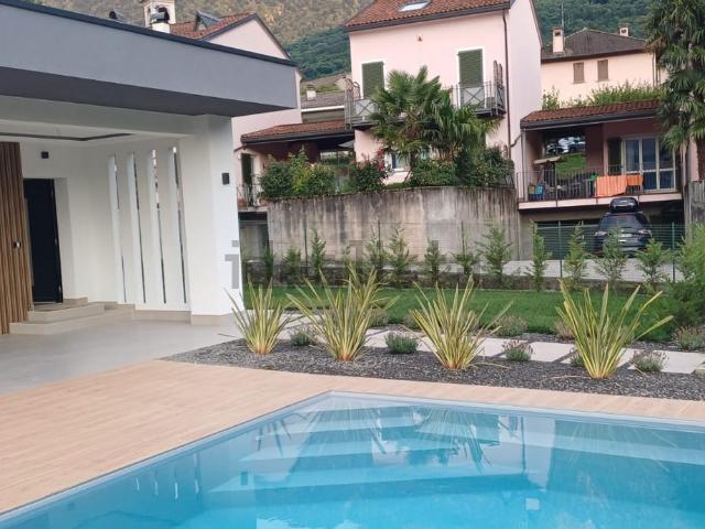 Case e ville in vendita di 277 m² in Via Perlino