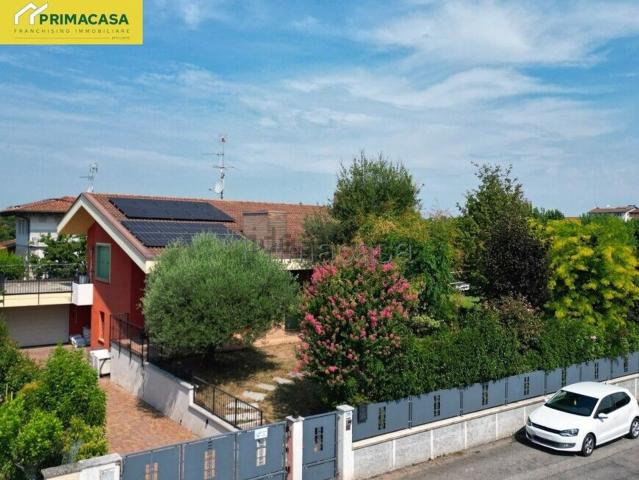 Case e ville in vendita di 277 m² in Via Vertua