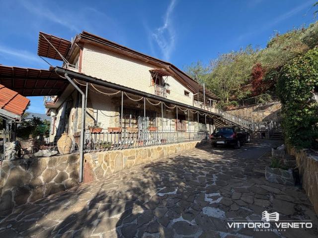 Case e ville in vendita di 277 m² in Contrada San Felice, 31