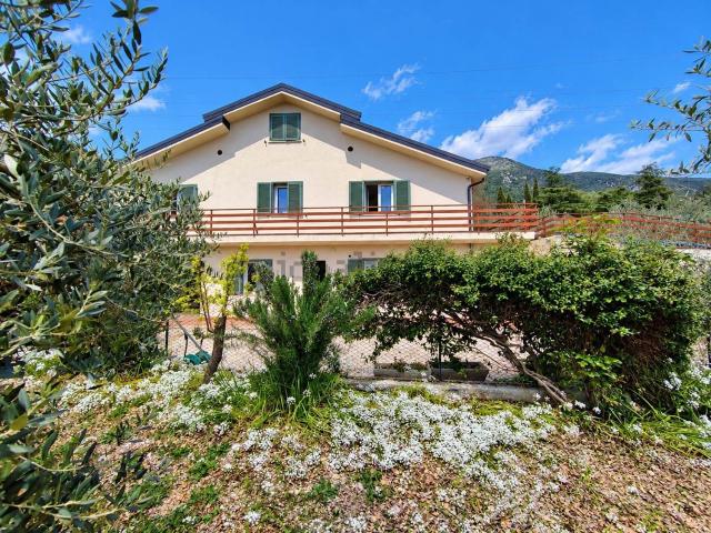 Case e ville in vendita di 277 m² in Strada di Piedimonte