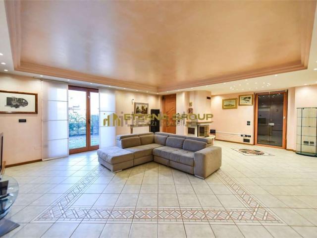 Case e ville in vendita di 278 m² in Via Carignano, 60